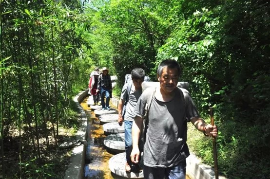 Huang Binhong landscape Art Research Institute painters walked into the Qingtianhe